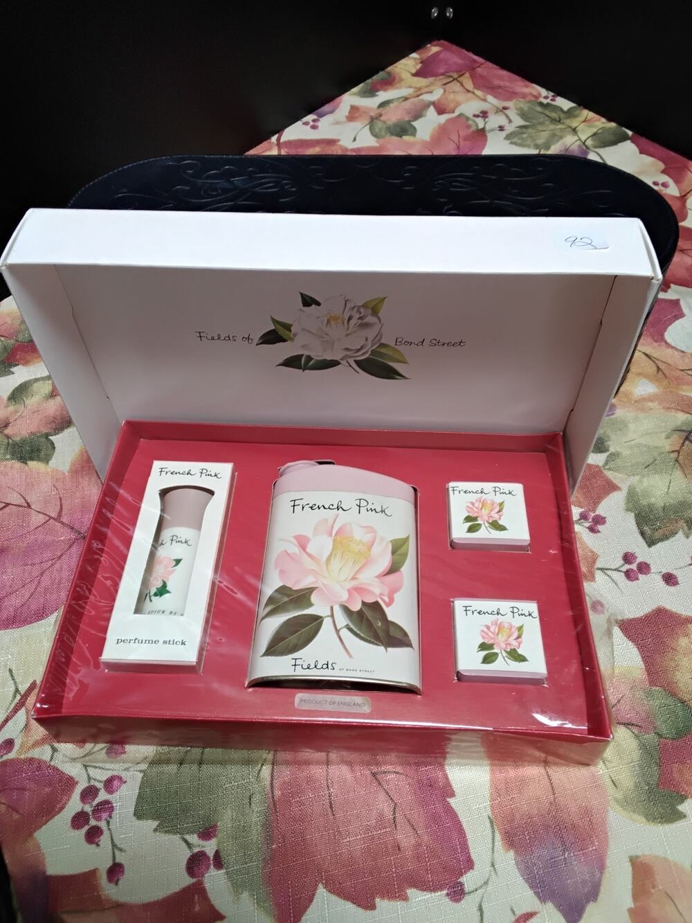 VINTAGE FIELDS OF BOND STREET 4 PIECE GIFT SET SEALED IN ORIGINAL BOX